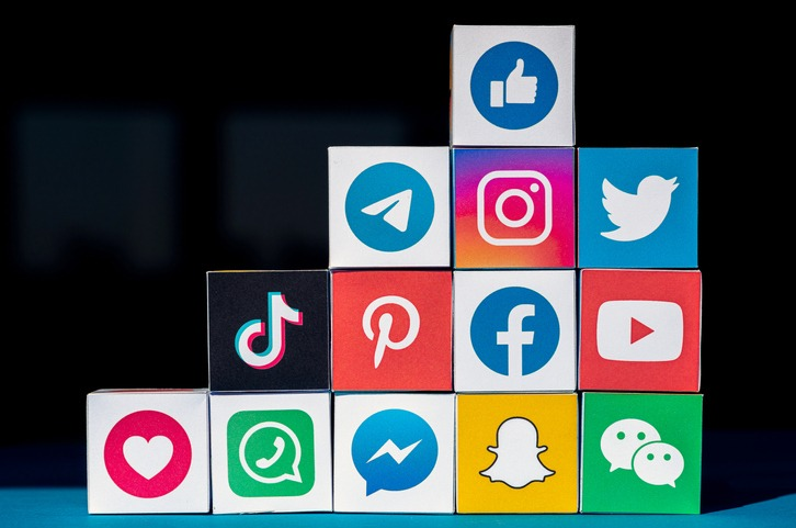 bloki logo mediów społecznościowych ułożone we wzór wspinaczki